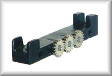 Fahrwerkstr&auml;ger, 2-achsig, schwarz, f&uuml;r schmale Motoren, Zinkguss, Preis pro St&uuml;ck.